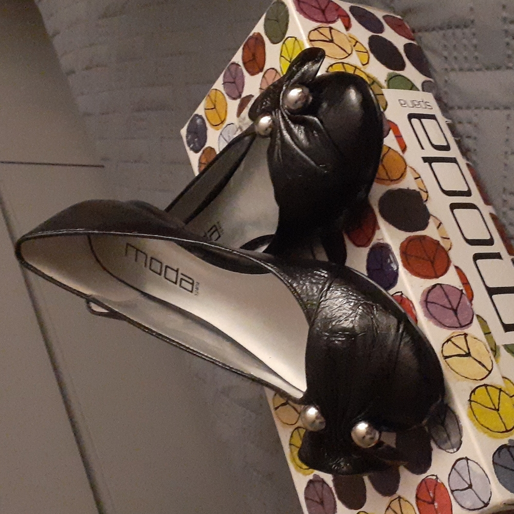 Shoes - Picture 2 of 4